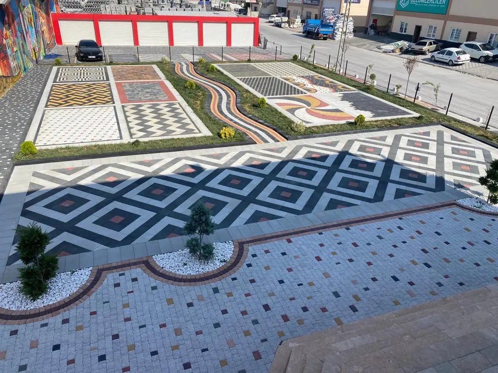 Diamond-pattern plaza design